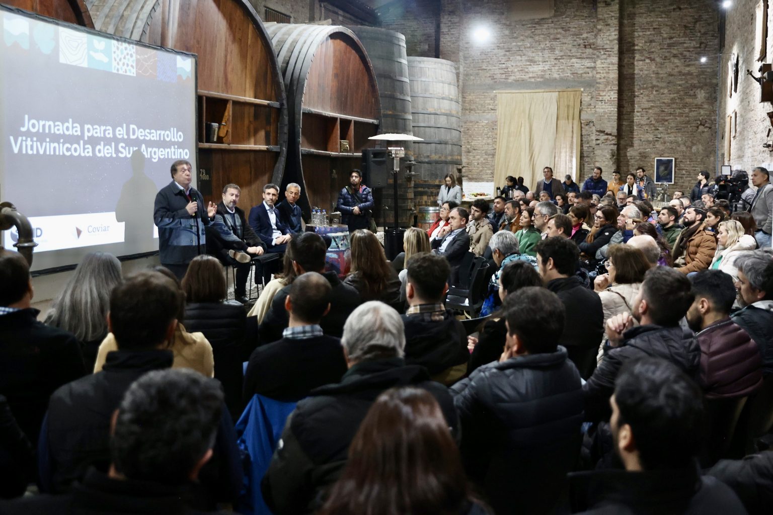 El gobernador en la reciente “Jornada para el Desarrollo Vitivinícola del Sur Argentino”
